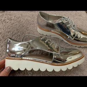 ALDO WOMENS SILVER LOW TOP SNEAKER/SHOE